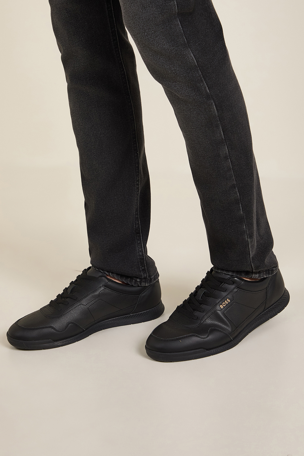 תמונת כל הלוק של נעלי סניקרס